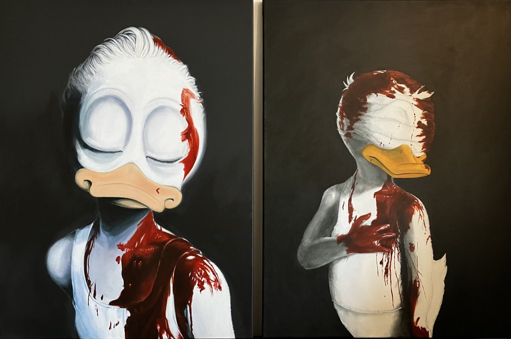 Vergleich zweier Gemälde von Comic-Enten im Stil von Gottfried Helnwein gemalt von Andreas Schrott vor dunklem Hintergrund